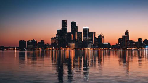 Una vista perfetta dello skyline di Motor City che si riflette sul fiume Detroit durante il crepuscolo.