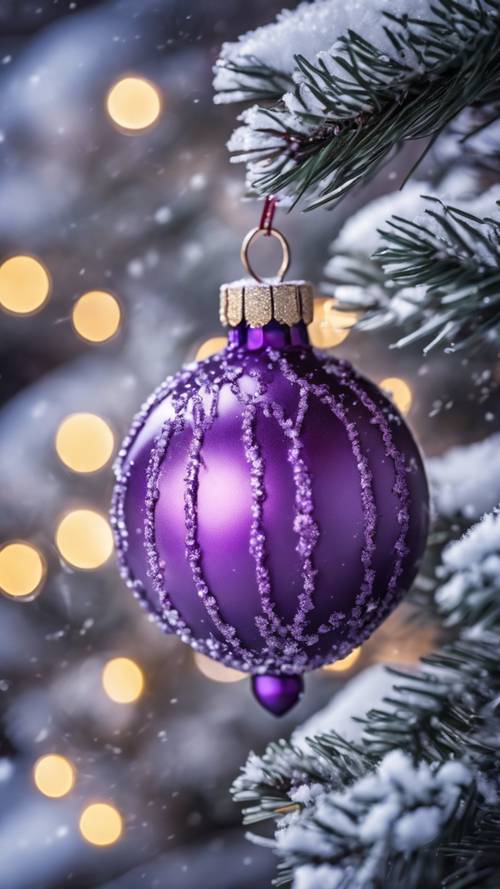 一棵覆雪的冷杉树上悬挂着鲜艳的紫色圣诞饰品。