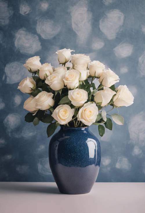Vas keramik biru tua bertekstur dengan mawar putih dengan latar belakang berwarna pastel.