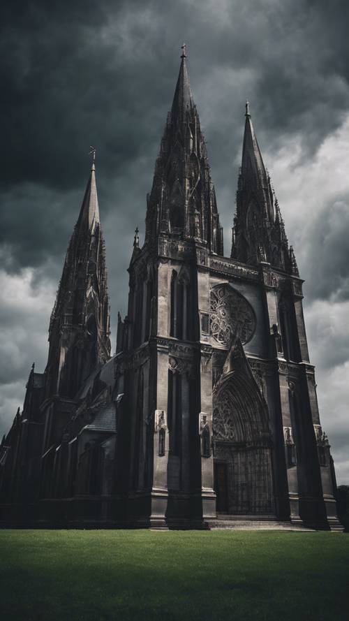 Fırtınalı bir gökyüzünün altında tek başına duran heybetli siyah gotik bir katedral.