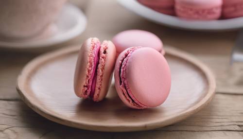 A pink macaron on a neutral wooden table setting. Tapet [3367e729c2ad443ba1ac]