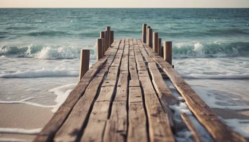 Bezludna plaża w stylu retro z samotnym drewnianym molo sięgającym do morza.