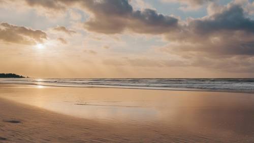 密西根海灘上平靜的日出，覆蓋著柔軟的金色沙子，該州的形狀在雲層中隱約可見。
