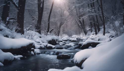 Um riacho suave e iluminado pela lua fluindo através de uma floresta silenciosa e coberta de neve à noite.