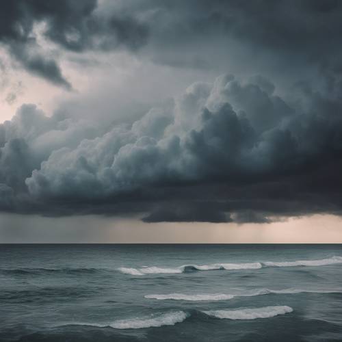 Ein Anzeichen eines Sommersturms, der sich über dem Meer zusammenbraut, bedrohliche Wolken ziehen über den dunstigen Horizont auf.