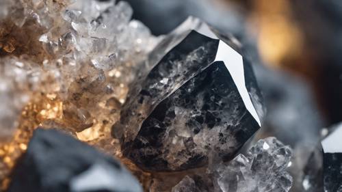 Motif ressemblant à une veine d&#39;inclusions de cristaux noirs dans une pierre de quartz brute&quot;.