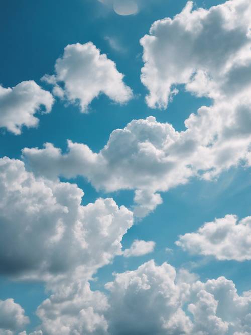 7月の明るい青い空に浮かぶふわふわの白い雲