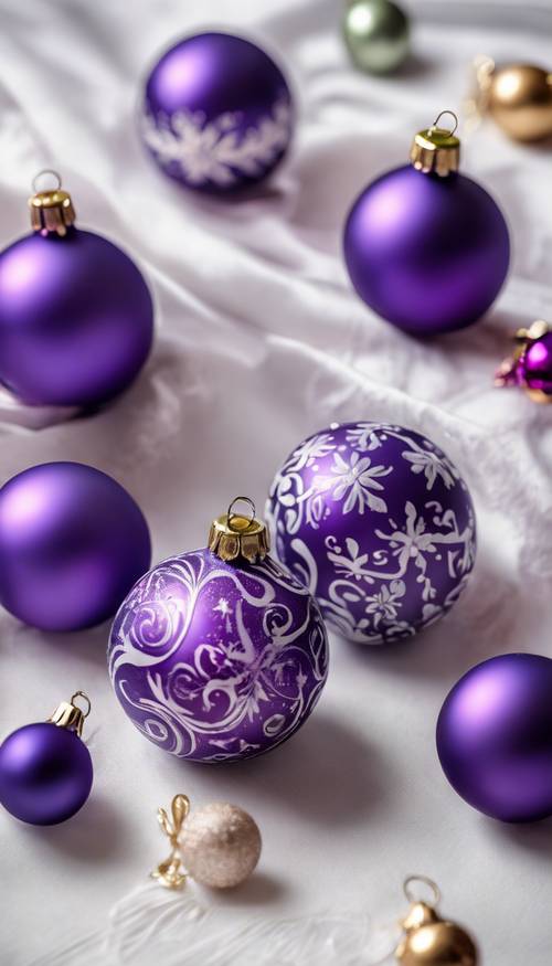 Um conjunto de enfeites de Natal roxos pintados à mão cuidadosamente dispostos sobre uma toalha de mesa branca.