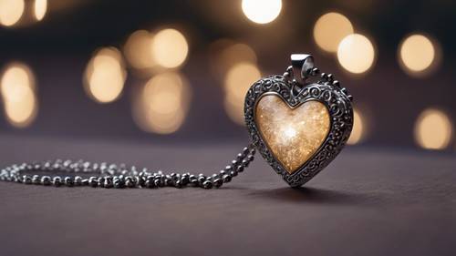 Романтический кулон в форме сердца, светящийся в мягком лунном свете.