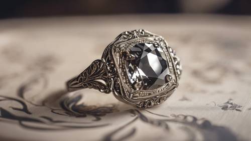 Um anel de diamante cinza em um cenário antigo com desenhos de filigrana.