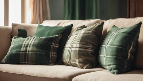 快適なベージュ色のソファに散らばる暗緑色のチェック柄のクッションセット