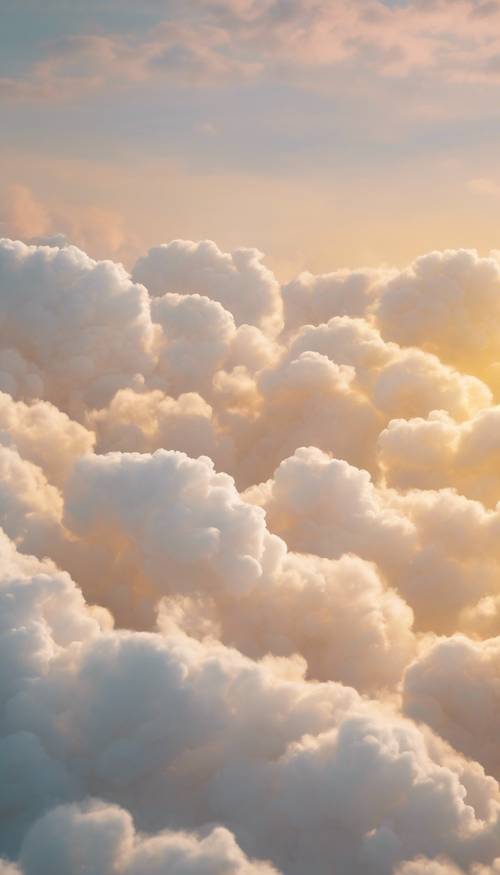 Un ciel jaune pastel chaud à l&#39;aube rempli de nuages ​​blancs moelleux, transformés en un délicat motif répétitif.