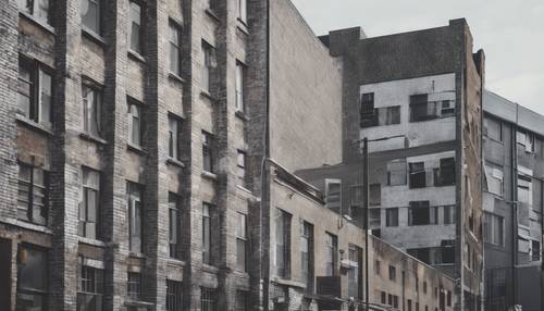 Eine urbane Szene mit einem grau-weißen Backsteingebäude.