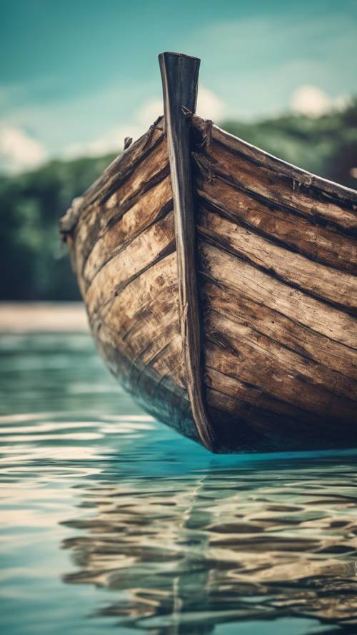 Ein altes, abgenutztes Holzboot, das auf kristallklarem, blauem Wasser schwimmt.