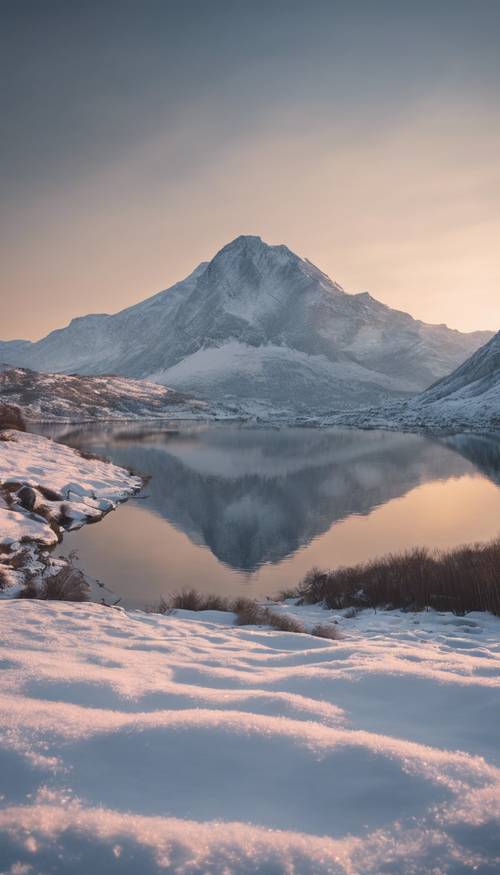 Une montagne enneigée reflétant les belles nuances de la lumière du matin.