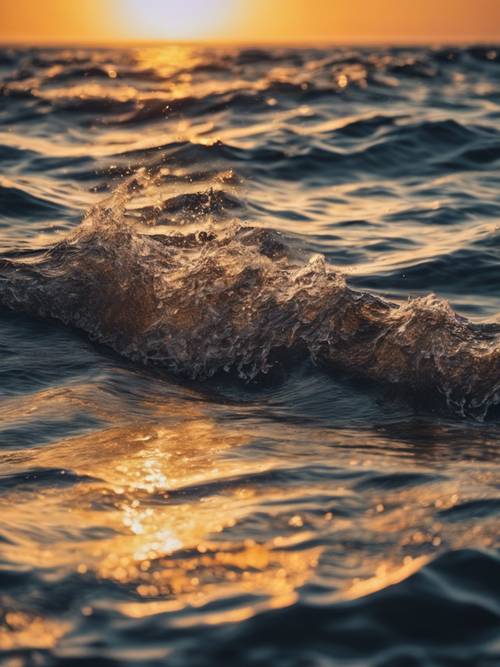 Un mar azul marino resplandeciente bajo una puesta de sol dorada.