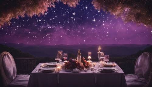 תפאורה לארוחת ערב רומנטית לשניים תחת שמיים סגולים-שחורים מלאי כוכבים.