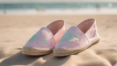 Foto sepatu espadrilles berwarna pastel, pilihan alas kaki musim panas yang sempurna, dengan latar belakang pantai berpasir.