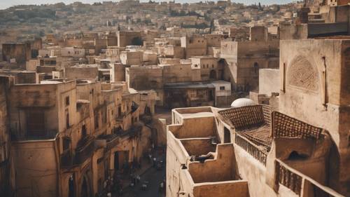 Ujęcie perspektywiczne krętych, wąskich uliczek Fezu, ukazujące surową autentyczność i piękno architektoniczne tego starożytnego miasta.