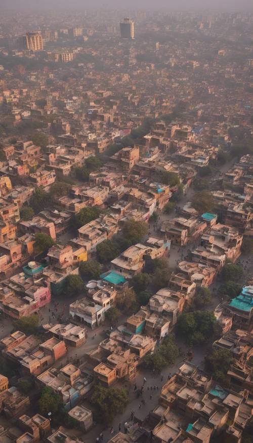 Vue aérienne de la ville animée de Delhi avec un éventail de bâtiments colorés sous un ciel brumeux au crépuscule.