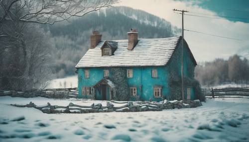 Ein antikes Cottage mit türkisfarbener Tür, eingebettet in eine verschneite Landschaft.