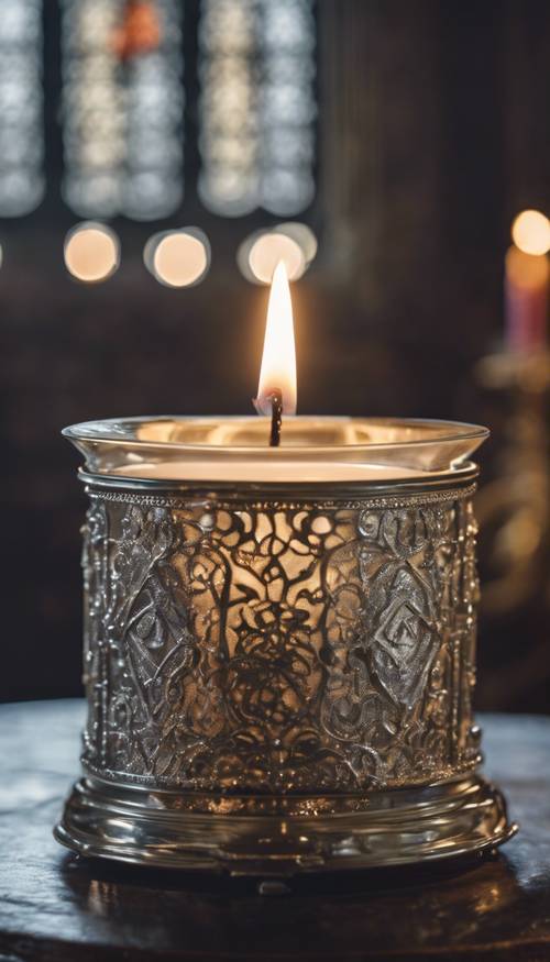 Una candela veglia d&#39;argento arde in una chiesa buia.