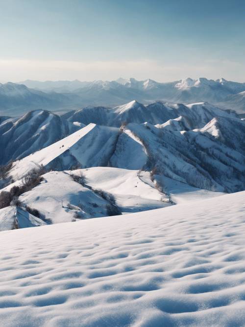 Mavi ve beyaz çizgili gölgeleri olan karlı bir dağ silsilesinin sabah manzarası.