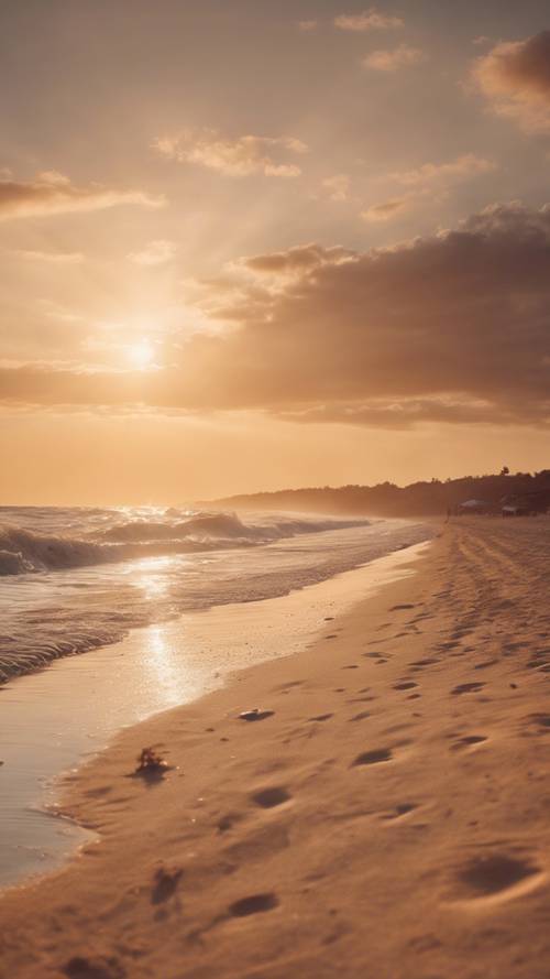 Một bãi biển lúc hoàng hôn với cát màu be và ánh sáng ấm áp trên bầu trời.