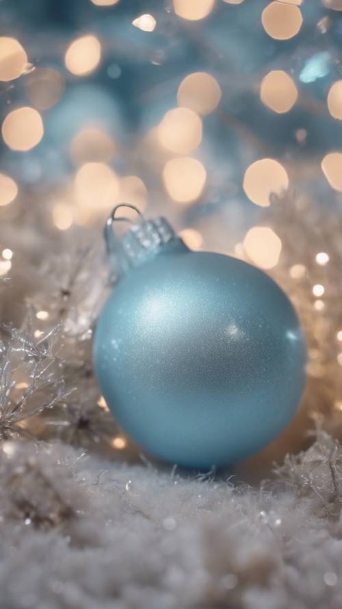 Lampu Natal berwarna biru pastel menerangi malam yang sunyi.