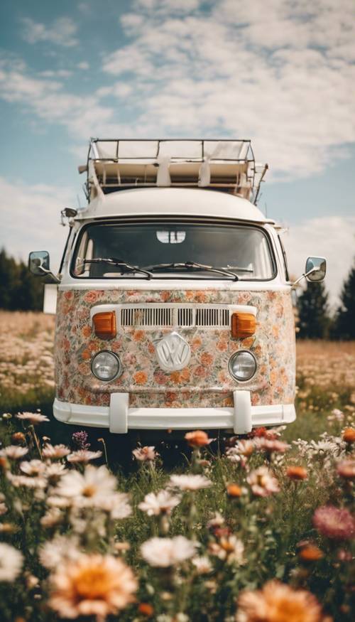 Uma van vintage estacionada em um campo florido com decorações em estilo boho penduradas nas portas abertas.