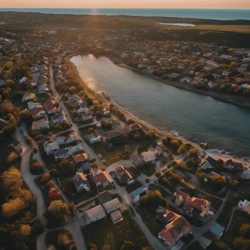 从空中俯瞰沉睡的沿海小镇，美丽的日落。