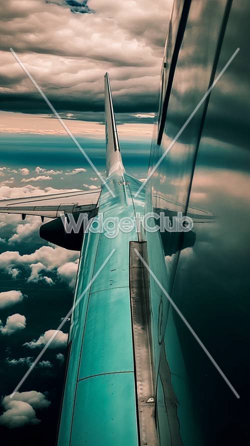 Avion haut dans le ciel au-dessus de nuages ​​duveteux