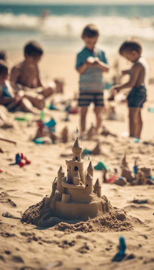 Многолюдный пляж в потный летний полдень, дети строят замки из песка.