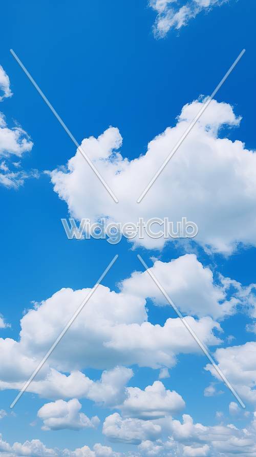 Пушистые облака на ярко-голубом небе