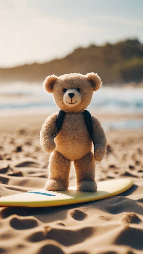 沙滩上的一只泰迪熊拿着冲浪板，准备乘着玩具海浪。