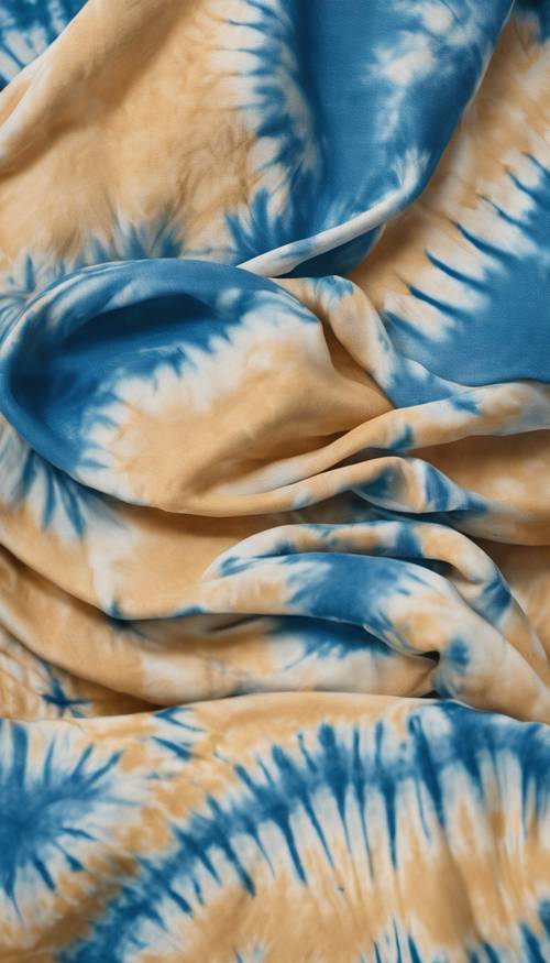Um tecido tie-dye azul feito à mão sob luz solar intensa.