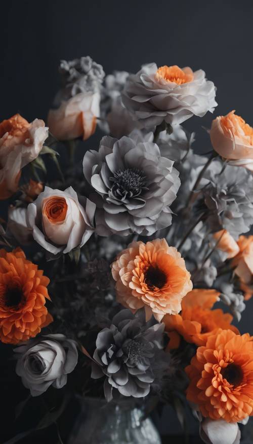 Bukiet kwiatów z płatkami w odcieniach szarości i pomarańczy na kontrastowym ciemnym tle.