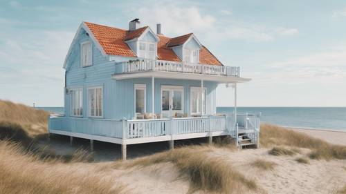 Идиллический датский пляжный домик в пастельно-голубых тонах, расположенный на берегу моря.