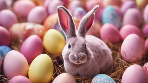 Un lapin rose aux yeux pétillants, assis à côté d’un tas d’œufs de Pâques colorés.