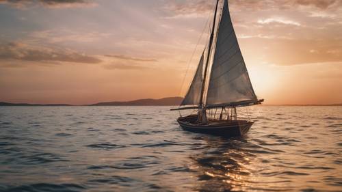 一艘傳統的帆船在夕陽的映照下，在輕柔的海浪中漂流。