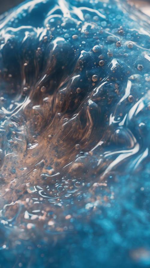 부분적으로 물에 잠긴 매혹적인 반투명 파란색 슬라임을 자세히 클로즈업한 것입니다.