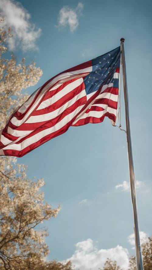 ธงชาติอเมริกันโบกสะบัดอย่างสวยงามภายใต้ท้องฟ้าสีครามสดใส