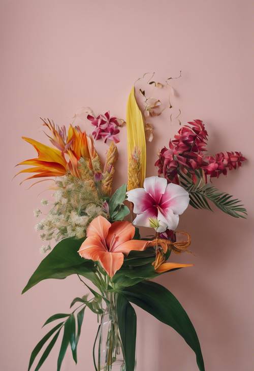 Ein flach liegendes Arrangement aus gemischten tropischen Blumen, das an einer pastellfarbenen Wand lehnt.