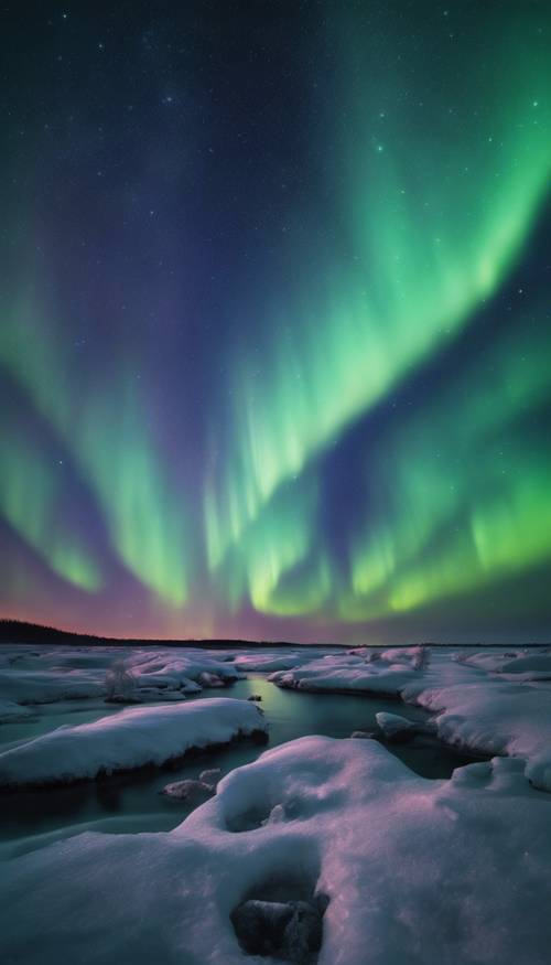 北極光的美麗景色，將深藍色的夜空沐浴在鮮豔的色彩中。