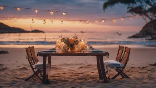 Một bữa tối lãng mạn trên một bãi biển vắng vẻ vào lúc hoàng hôn, với chiếc bàn được trang trí đẹp mắt, những chiếc đèn lồng rực sáng và những con sóng nhẹ nhàng vỗ vào bờ.