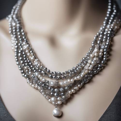 Un elegante collar gris con capas de diamantes y perlas.