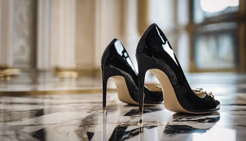 Sepasang sepatu hak tinggi hitam canggih dengan aksen emas di lantai marmer.