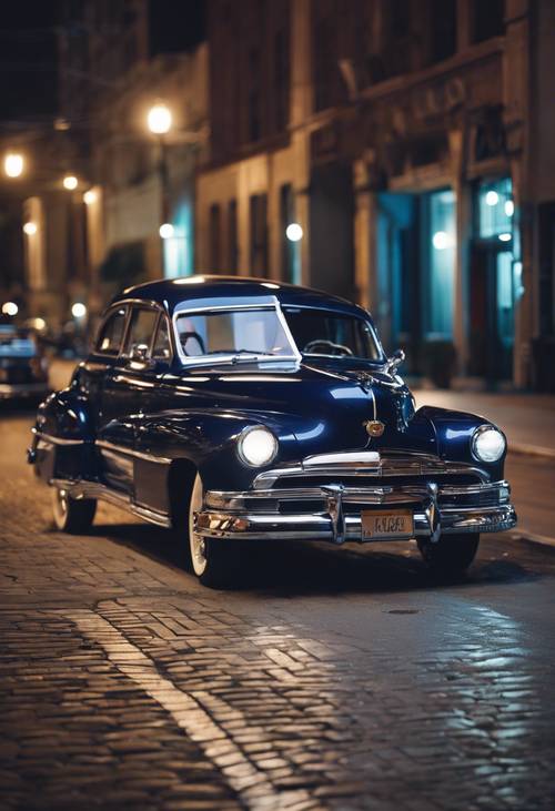 Một chiếc ô tô cổ điển màu xanh hải quân đậu trên đường phố trung tâm thành phố vào ban đêm