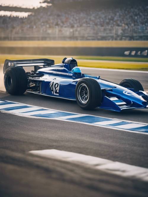 Un coche de carreras metálico azul zafiro corriendo por una pista de carreras.