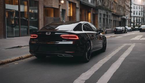 Un automóvil negro, sencillo y elegante con un diseño moderno estacionado en una calle de la ciudad.